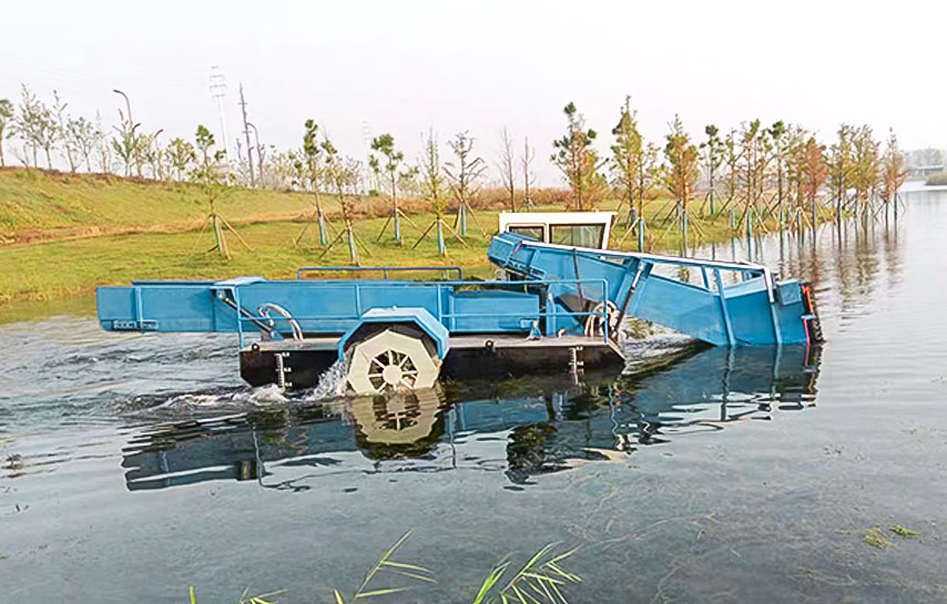 与传统人工打捞相比，割草船收割水草的优势在哪里？