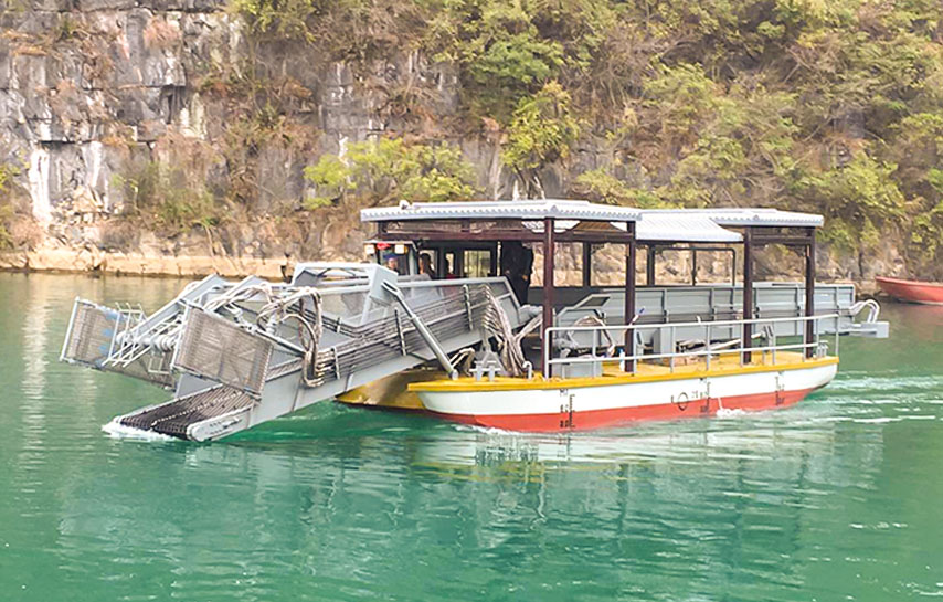 选择割草船时，应重点关注哪些技术参数？