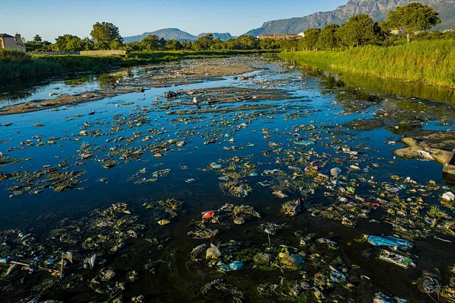 湖泊水面漂浮垃圾不及时清理会对水质造成哪些危害？