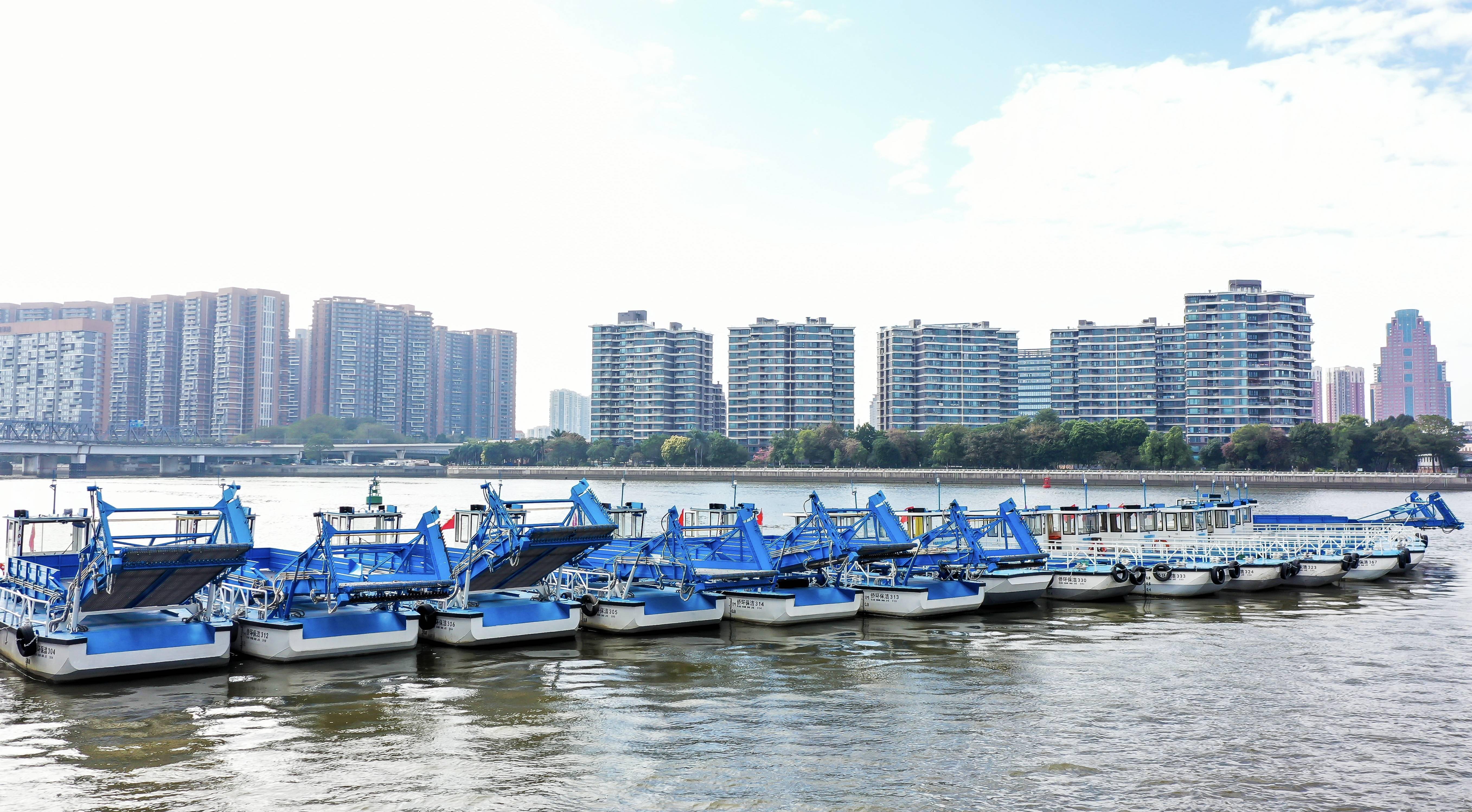 针对城市景观河道与大型水库等不同水域，水面保洁船的设计有何侧重？